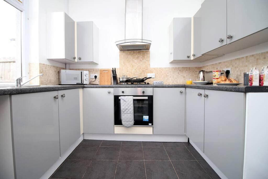 Holiday House For 7 Guests, Free Wi-Fi & Self Check-In Explore Newport Villa Exteriör bild