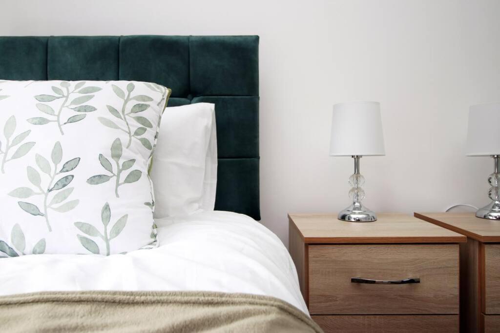 Holiday House For 7 Guests, Free Wi-Fi & Self Check-In Explore Newport Villa Exteriör bild