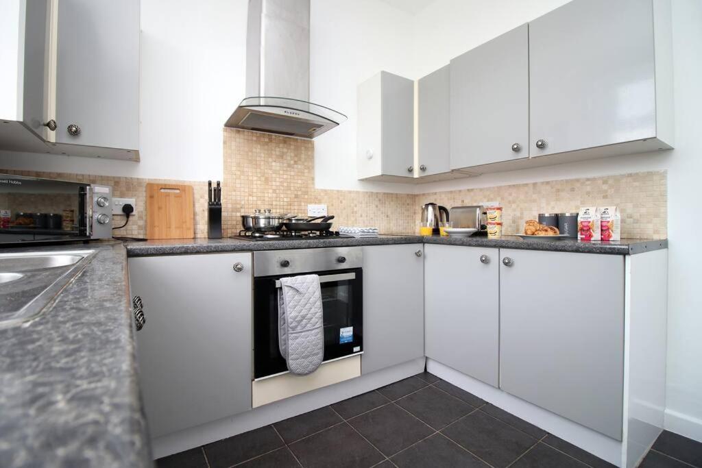 Holiday House For 7 Guests, Free Wi-Fi & Self Check-In Explore Newport Villa Exteriör bild