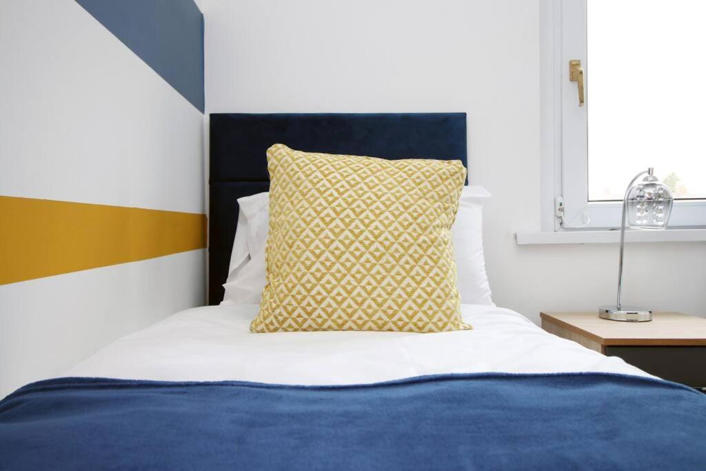 Holiday House For 7 Guests, Free Wi-Fi & Self Check-In Explore Newport Villa Exteriör bild