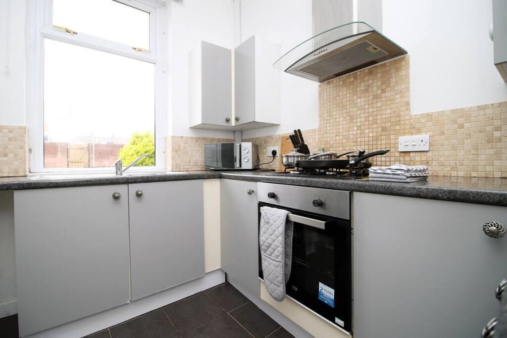 Holiday House For 7 Guests, Free Wi-Fi & Self Check-In Explore Newport Villa Exteriör bild