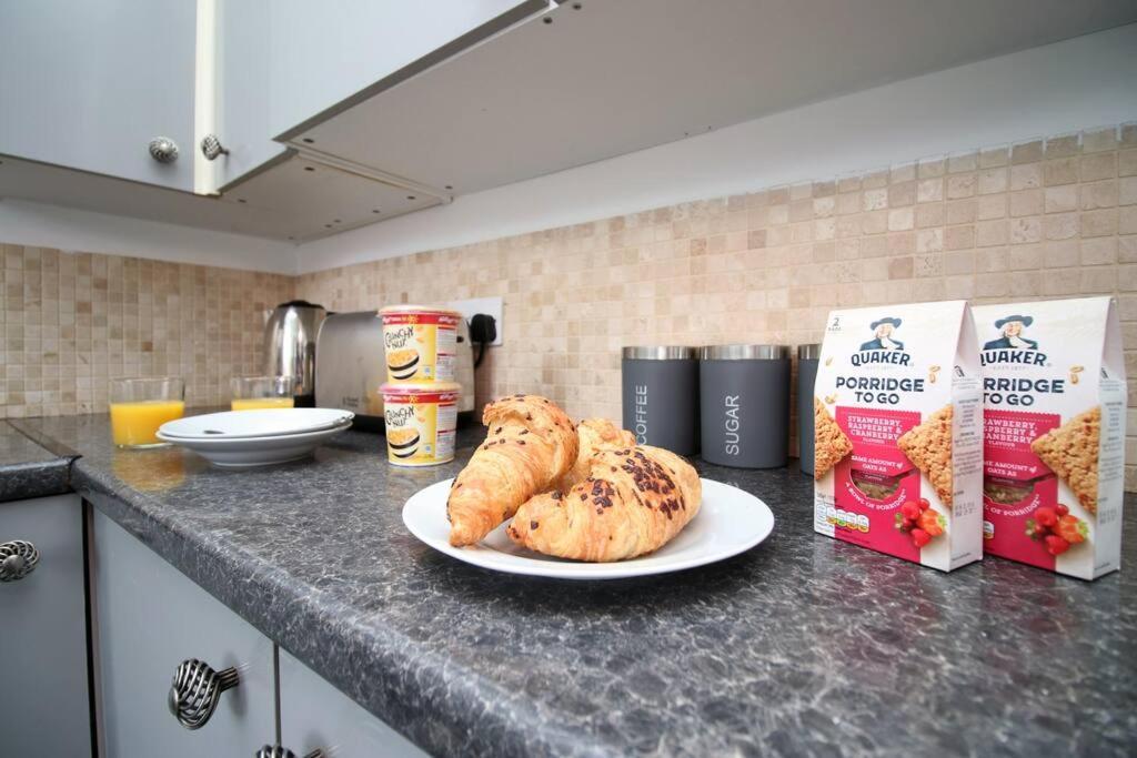 Holiday House For 7 Guests, Free Wi-Fi & Self Check-In Explore Newport Villa Exteriör bild