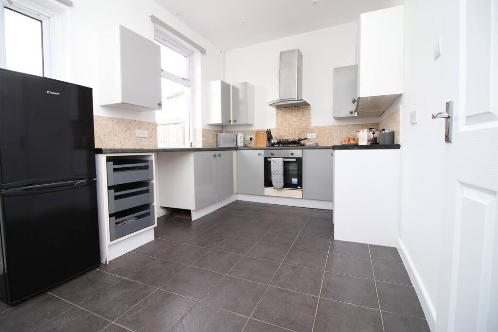 Holiday House For 7 Guests, Free Wi-Fi & Self Check-In Explore Newport Villa Exteriör bild