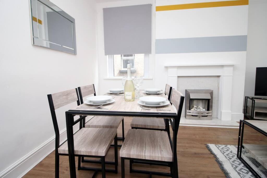 Holiday House For 7 Guests, Free Wi-Fi & Self Check-In Explore Newport Villa Exteriör bild