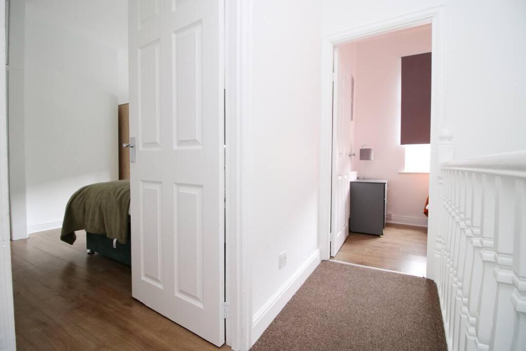 Holiday House For 7 Guests, Free Wi-Fi & Self Check-In Explore Newport Villa Exteriör bild