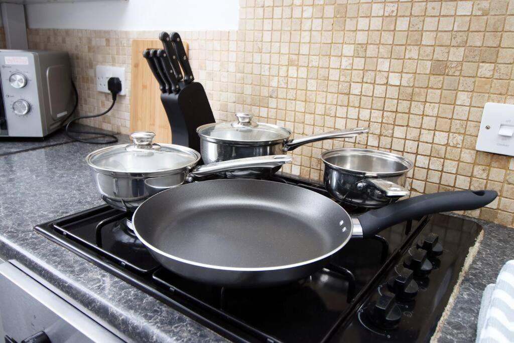 Holiday House For 7 Guests, Free Wi-Fi & Self Check-In Explore Newport Villa Exteriör bild