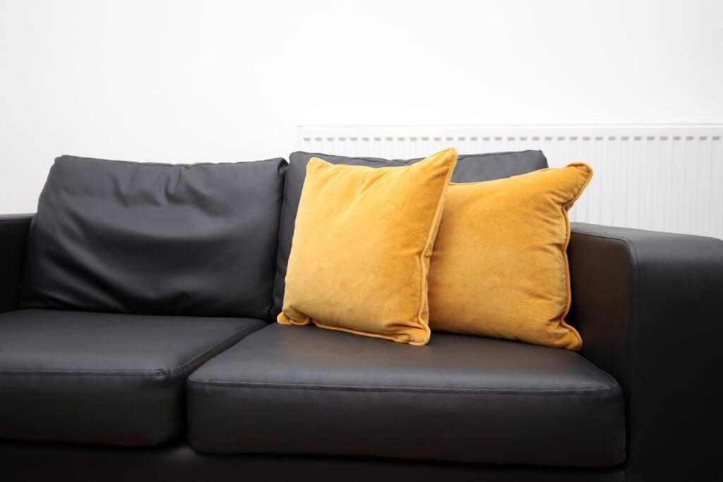 Holiday House For 7 Guests, Free Wi-Fi & Self Check-In Explore Newport Villa Exteriör bild