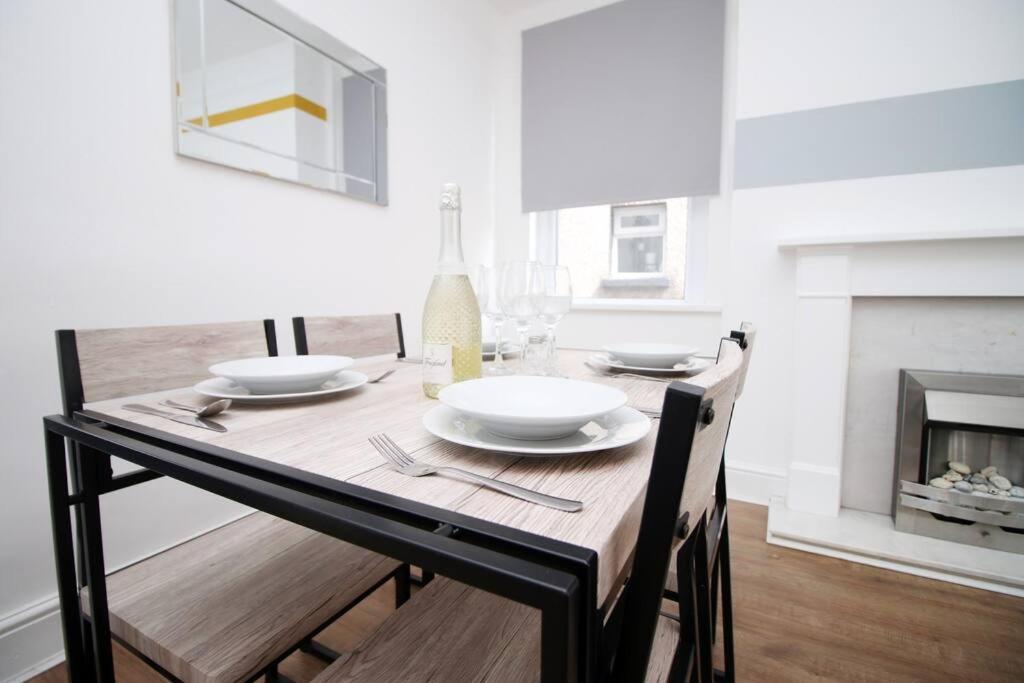 Holiday House For 7 Guests, Free Wi-Fi & Self Check-In Explore Newport Villa Exteriör bild