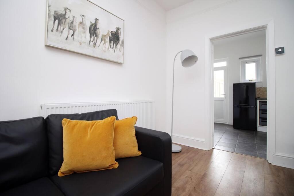 Holiday House For 7 Guests, Free Wi-Fi & Self Check-In Explore Newport Villa Exteriör bild