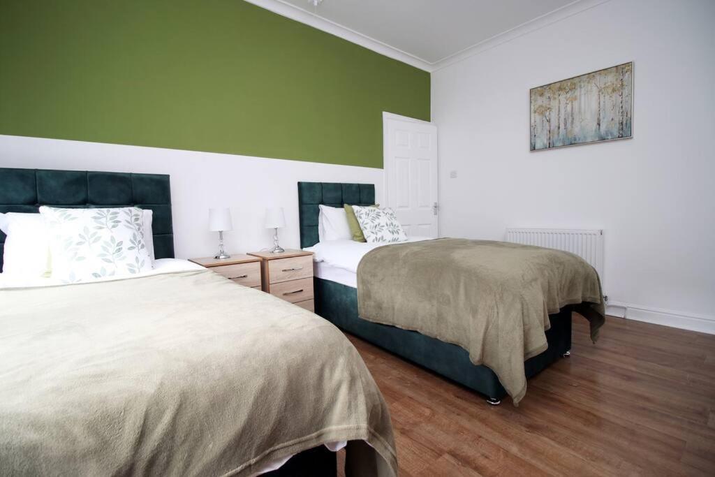 Holiday House For 7 Guests, Free Wi-Fi & Self Check-In Explore Newport Villa Exteriör bild