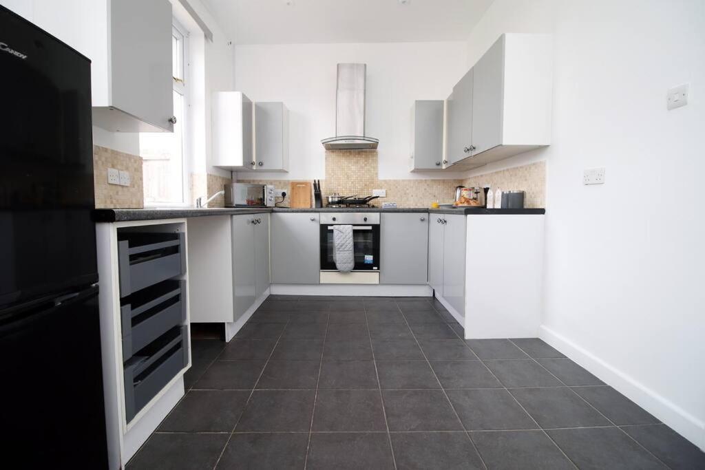 Holiday House For 7 Guests, Free Wi-Fi & Self Check-In Explore Newport Villa Exteriör bild