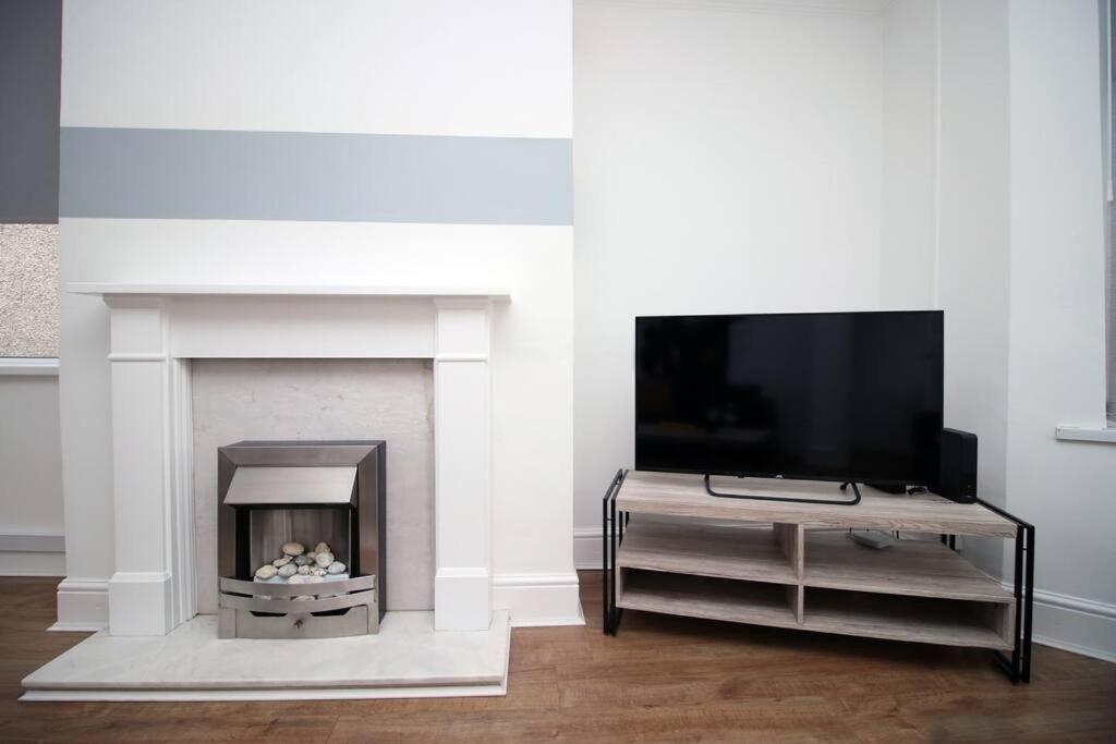 Holiday House For 7 Guests, Free Wi-Fi & Self Check-In Explore Newport Villa Exteriör bild