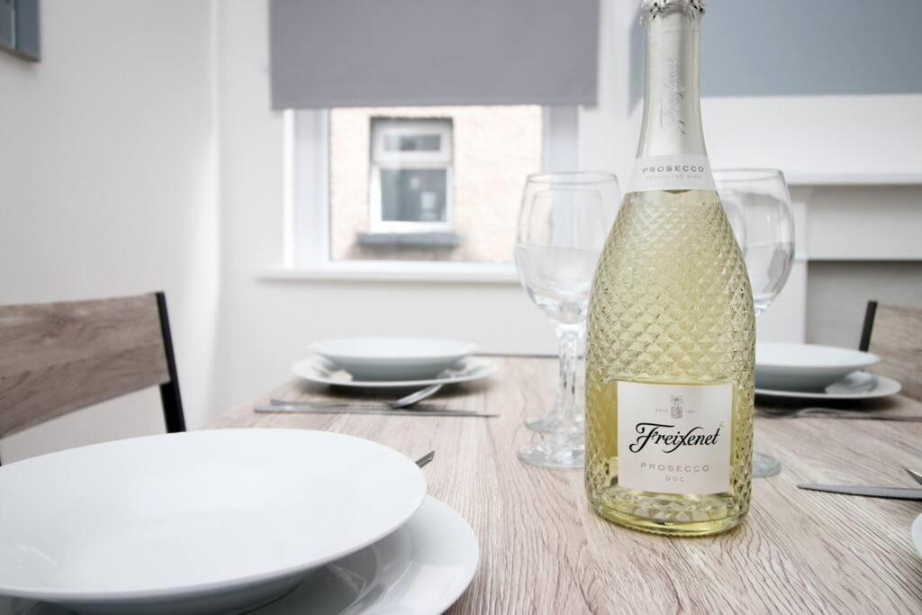 Holiday House For 7 Guests, Free Wi-Fi & Self Check-In Explore Newport Villa Exteriör bild