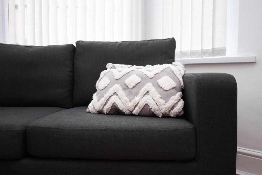 Holiday House For 7 Guests, Free Wi-Fi & Self Check-In Explore Newport Villa Exteriör bild