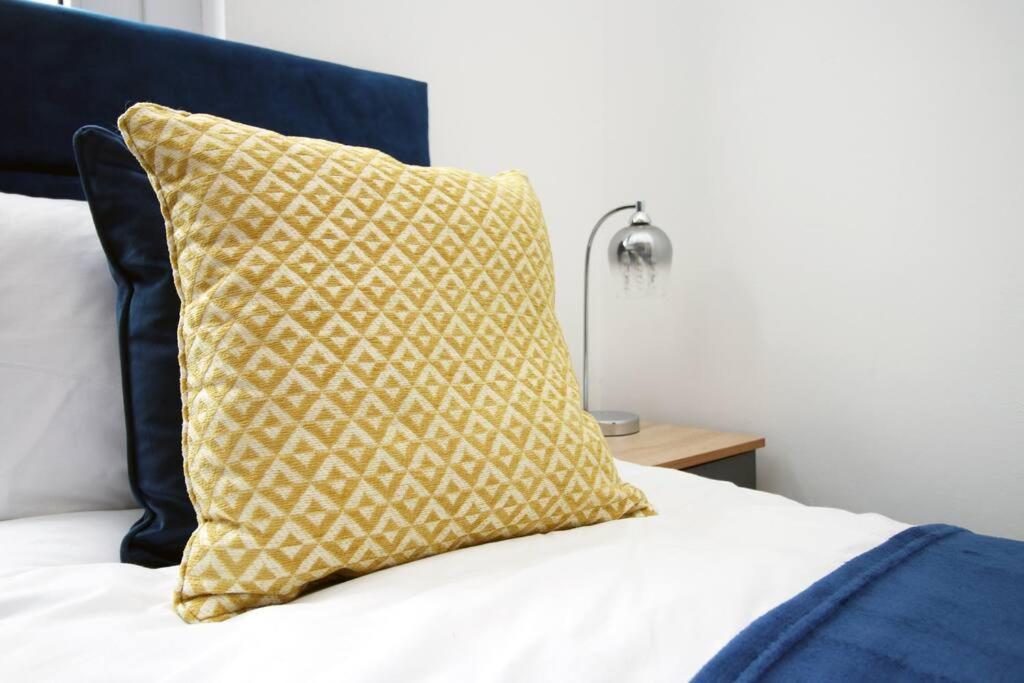 Holiday House For 7 Guests, Free Wi-Fi & Self Check-In Explore Newport Villa Exteriör bild