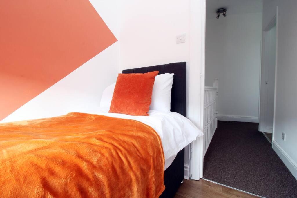 Holiday House For 7 Guests, Free Wi-Fi & Self Check-In Explore Newport Villa Exteriör bild
