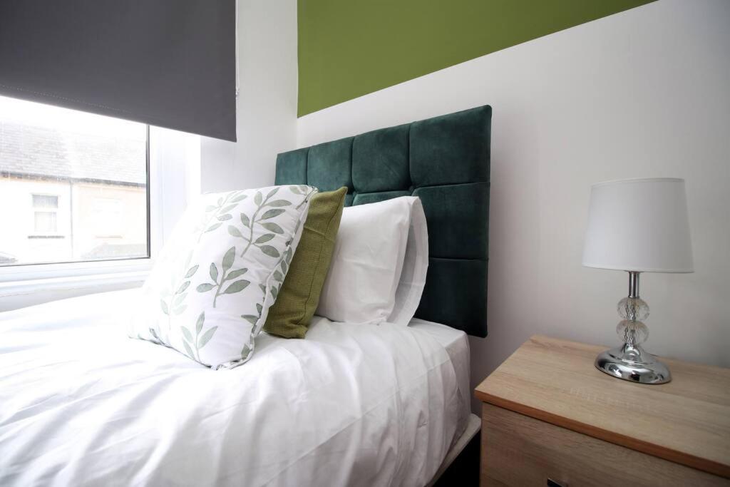 Holiday House For 7 Guests, Free Wi-Fi & Self Check-In Explore Newport Villa Exteriör bild