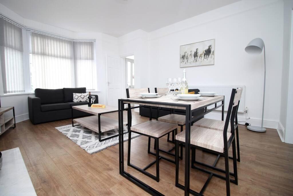 Holiday House For 7 Guests, Free Wi-Fi & Self Check-In Explore Newport Villa Exteriör bild