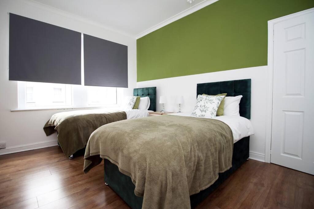 Holiday House For 7 Guests, Free Wi-Fi & Self Check-In Explore Newport Villa Exteriör bild