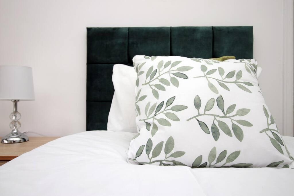 Holiday House For 7 Guests, Free Wi-Fi & Self Check-In Explore Newport Villa Exteriör bild